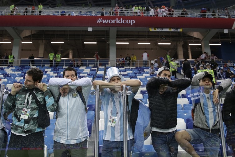 Vòng bảng World Cup: Trước đối thủ chơi phòng ngự phản công cực kỳ khoa học và hiệu quả, Messi bị vô hiệu hóa hoàn toàn.