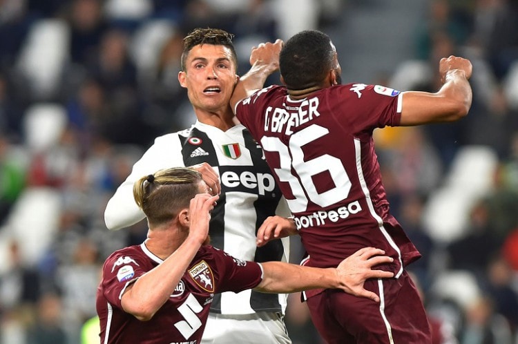 Serie A: phút 18, Torino được hưởng quả ném biên bên cánh trái