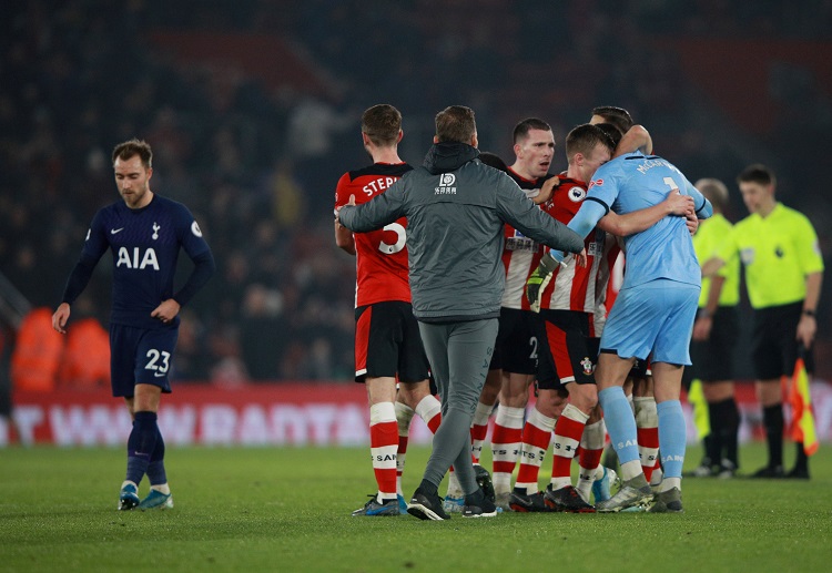 Premier League: Với lợi thế sân nhà, Southampton tràn lên tấn công ngay sau tiếng còi khai cuộc.