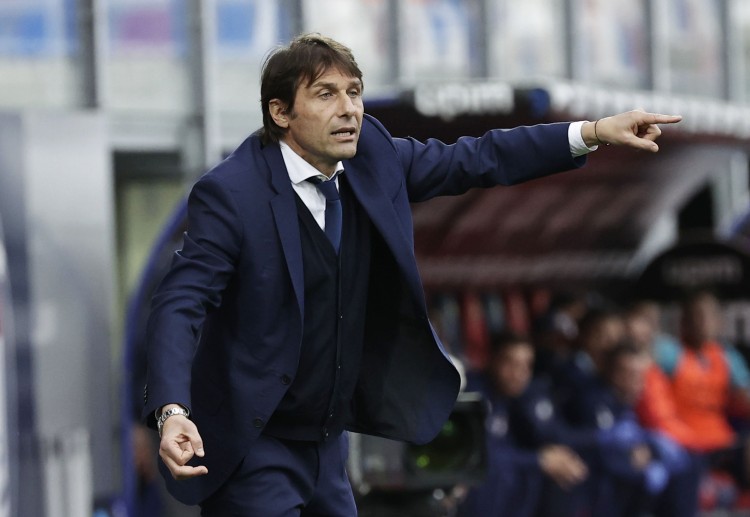 意甲 孔蒂正在和他的球员交谈