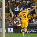 Robert Lewandowski scored 2 goals to earn their first 3 La Liga points against Valencia