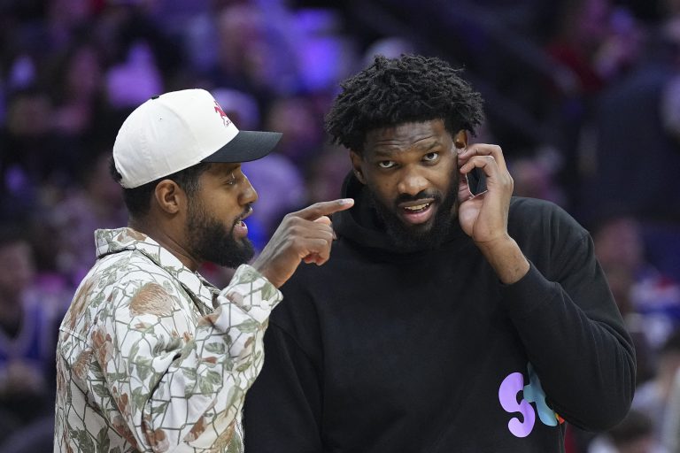 NBA: Embiid lại dính một chấn thương đầu gối