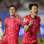 世预赛 李在城与队友庆祝进球。