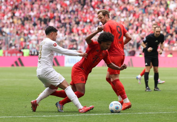 德甲联赛 比赛临近结束时,凯恩领到了一张黄牌,由于累计黄牌数已满,他将无法参加下轮可能决定冠军归属的关键比赛。