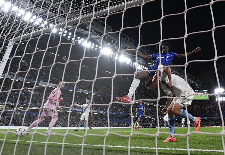 欧会杯 第64分钟,桑乔横扫传中,乔治面对空门头球偏出,切尔西错失扩大比分良机。