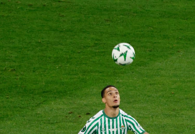 လက်ရှိ လာလီဂါ ကလပ်ရဲ့ ညာတောင်ပံ နေရာအတွက် ပစ်မှတ် စာရင်းထဲ မှာတော့ ဂူလီယာနို ဆီမြွန်နီ တစ်ဦးသာ ရှိနေပါတယ်။