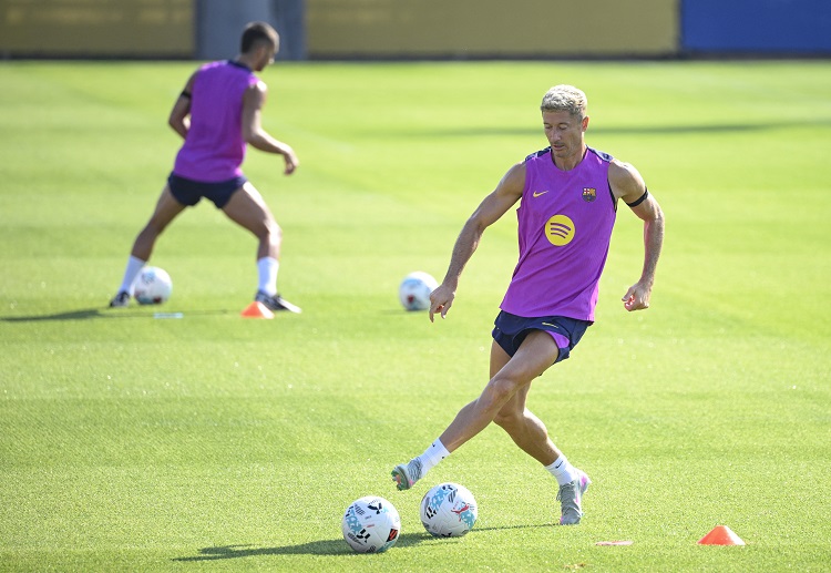 ဒါ့အပြင် ပိုလန်သားကြီးက လာလီဂါ ထိပ်သီး ကလပ်နဲ့ စာချုပ် သက်တမ်း တစ်နှစ်သာ ကျန်ရှိတော့ပြီး ဘာစီလိုနာ ကလည်း လက်ရှိ ဘဏ္ဍာရေး အခြေအနေတွေကြောင့် ရောင်းထုတ်လိုနေတာ ဖြစ်ပါတယ်။