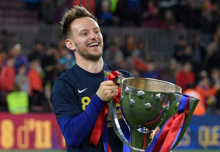 西甲联赛 巴萨官方发布拉基蒂奇与奖杯的合影，向这位传奇球员致以感激和祝福。