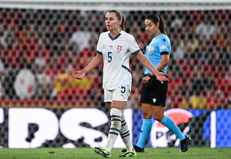 欧锦赛 瑞士在第88分钟因诺埃尔·马里茨被红牌罚下，比赛以10人完成。