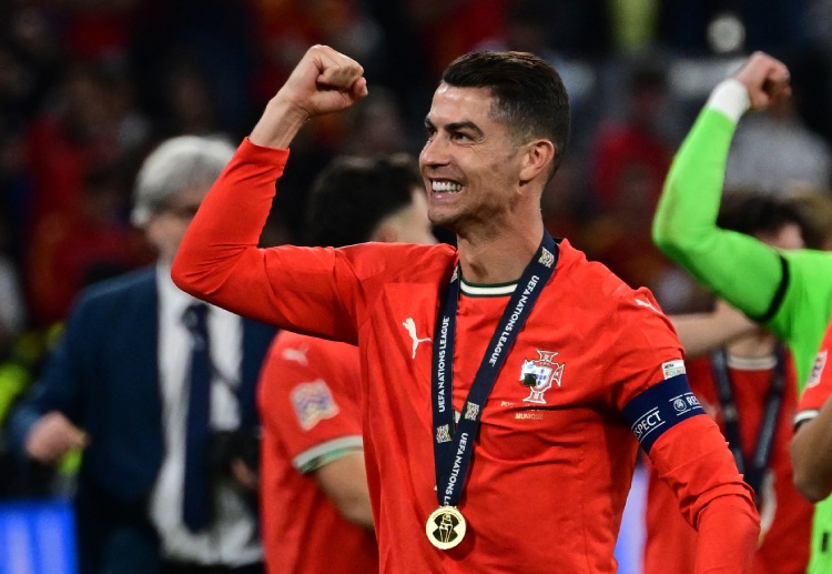 足球 C罗和乔治娜经历悲痛失去男婴,但迎来了健康的女儿Bella Esmeralda。