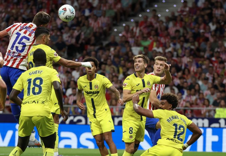 西甲联赛 朗格莱头球破门被判犯规,引发球迷不满。