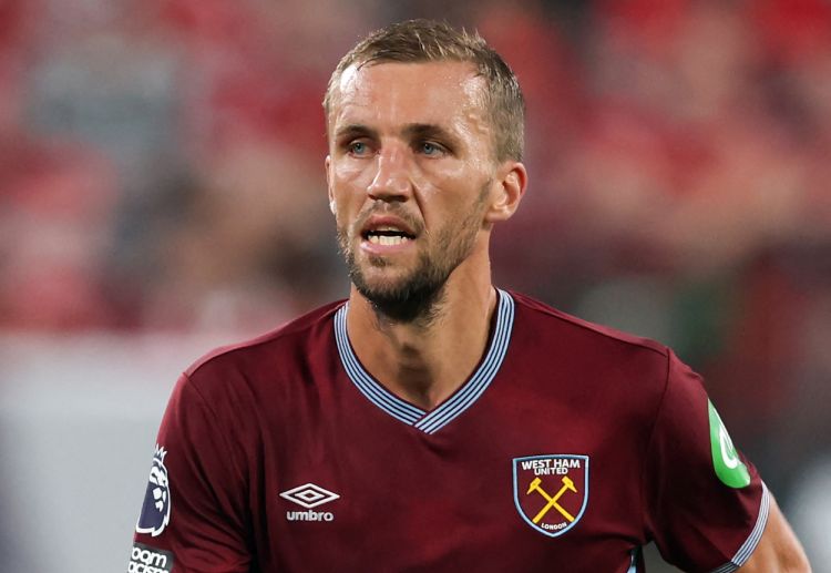 英超联赛 西汉姆联的绍切克因犯规踩踏帕利尼亚,被直接红牌罚下,球队只剩10人。