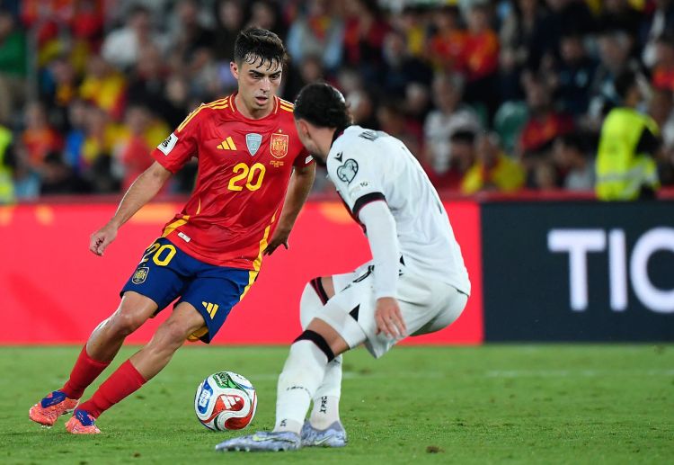 世界杯预选赛 佩德里送出精妙挑传，勒诺尔芒头球助攻，皮诺跟进破门，西班牙1比0领先。