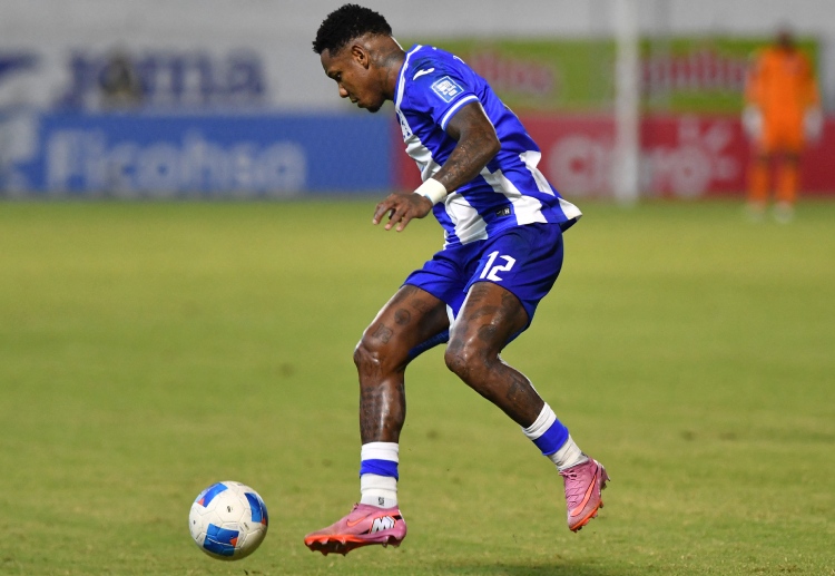 世界杯预选赛  洪都拉斯球员罗梅尔·基奥托在比赛中与对手激烈对抗