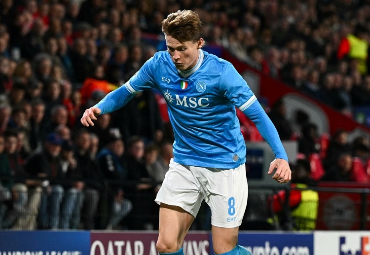 မက်တော်မီနေး ကိုတော့ ပရီးမီးယားလိဂ် ကလပ်ဟောင်း ယူနိုက်တက် အပြင် တော့တင်ဟမ်ဟော့စပါး တိုကလည်း တော်မီနေးကို စောင့်ကြည့်နေကြပါတယ်။