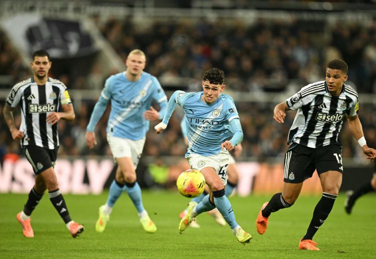 英超联赛 福登禁区摔倒未获VAR点球判罚,瓜迪奥拉因此怒火中烧。