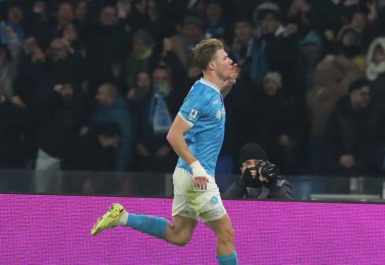 意甲联赛 那不勒斯在客场凭借霍伊伦上半场的两粒进球，以2比0战胜克雷莫纳