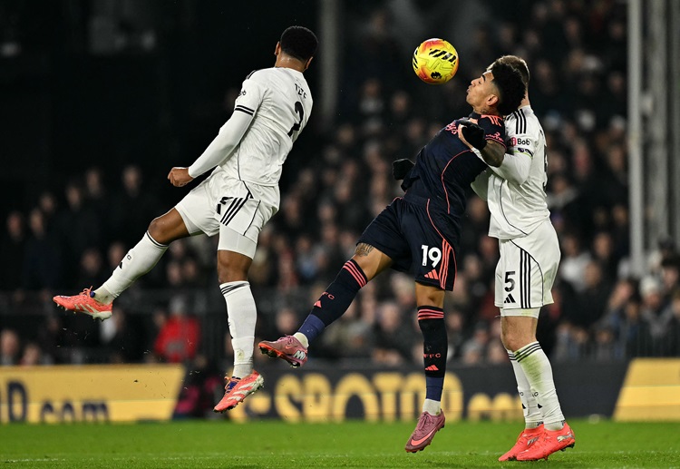 英超联赛 热苏斯在禁区内完成射门,但皮球越过横梁,未能转化为进球