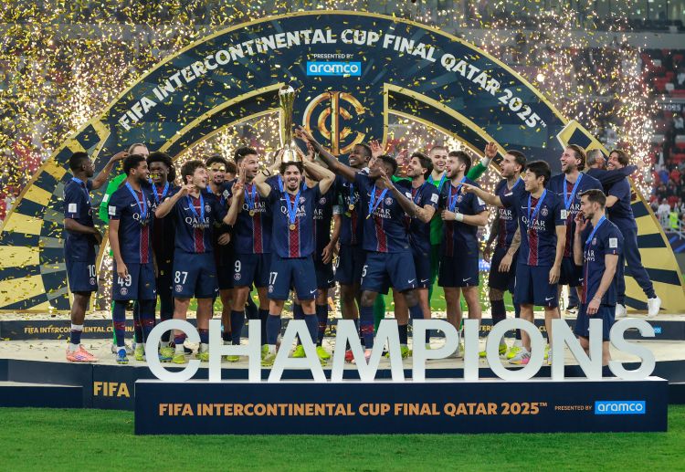 洲际杯 巴黎圣日尔曼通过点球大战战胜巴甲劲旅弗拉门戈，正式加冕“六冠王”，全队赛后尽情庆祝这一历史性时刻。