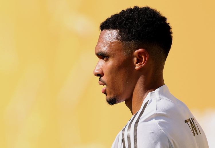 သူဟာ ပရီးမီးယားလိဂ် ကလပ်တွေ ဖြစ်တဲ့ မန်စီးတီးနဲ့ နယူးကာဆယ် ယူနိုက်တက် တို့ရဲ့ ပစ်မှတ် အဖြစ် ပေါ်ထွက်လာနေပါတယ်။