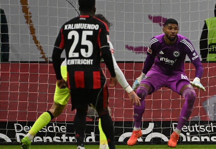 德甲联赛 法兰克福在第92分钟完成逆转，主场观众热烈庆祝，认为胜利已到手。