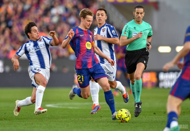 西甲联赛 第32分钟，德容破门得分，为巴塞罗那扩大领先优势