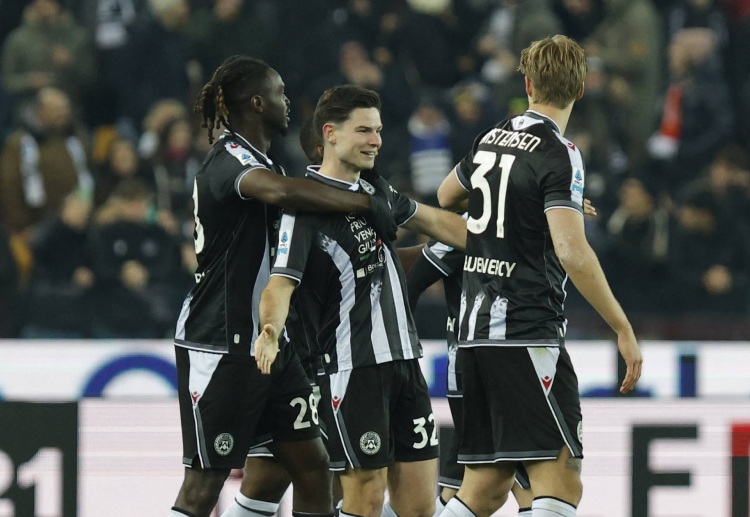 意甲联赛  乌迪内斯凭一记幸运折射进球取得领先，埃克伦坎普的任意球被罗马人墙挡出后折射入网，帮助主队1比0领先。