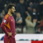 意甲联赛 罗马三战不胜，球员无奈离场。