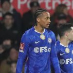 足总杯 若昂·佩德罗在多人包夹中带球闯入禁区，小角度低射得手，锁定切尔西4比2胜局。