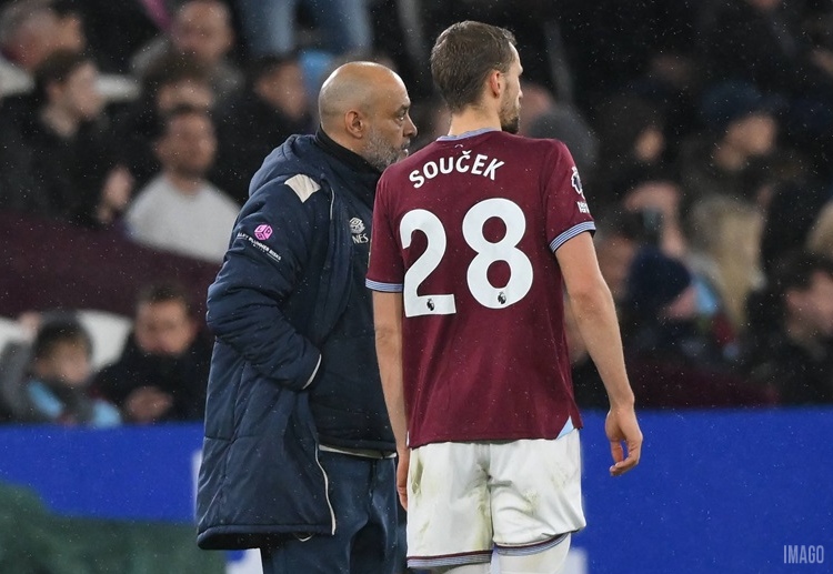 英超联赛 绍切克把握住迪乌夫解围不远的失误,为西汉姆联追回一球。